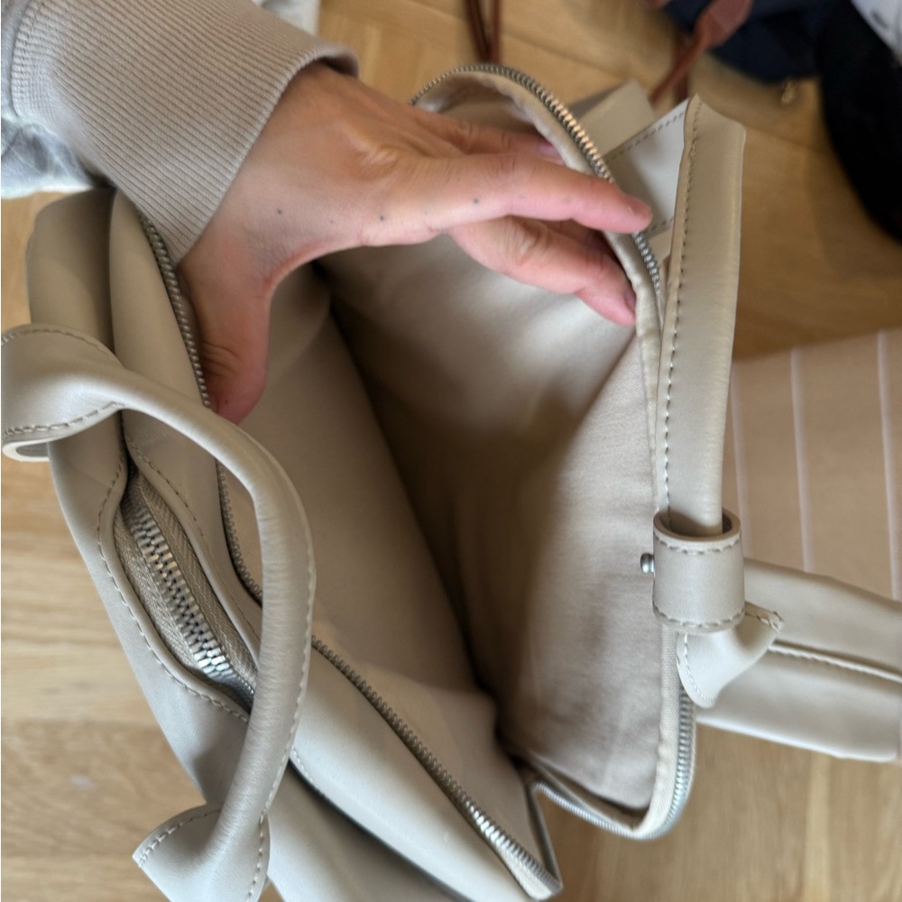 Mono’s metro backpack in ivory - Picture 5 of 10
